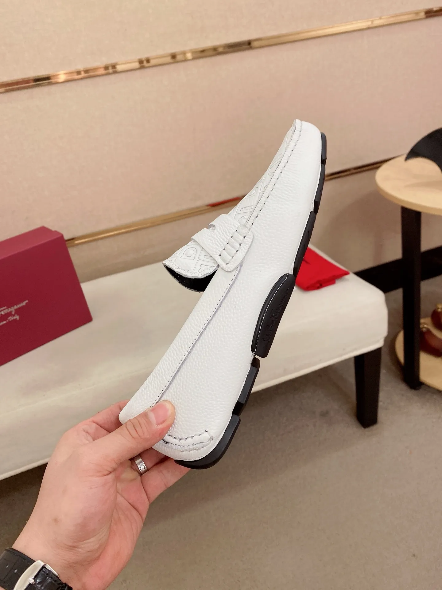 Men's shoes💰: 560💰High-end quality! Ferragamo🆕🆕Exclusive hot-selling products in stock🔥🔥New products on the shelves, high-quality Ferragamo men's pea shoes, high-end casual driving shoes, with complete packaging! 💪 💪 Material: imported first-layer pebbled cowhide 🐂 + imported high-quality water-dyed cowhide lining + wear-resistant outsole 👍🏻👍🏻 Features: high-end and comfortable, purely handmade 🚀 🚀 Create the perfect shoe that suits you best 🔥 🔥 Size: (38-44) 45 standard size can be customized!